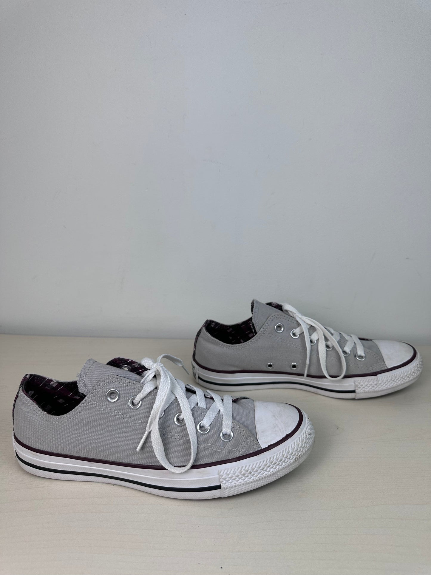 Shoes Sneakers By Converse In Grey, Size: 9