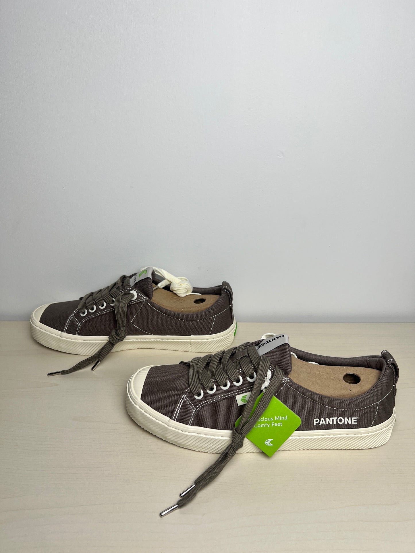 Shoes Sneakers By Cariuma In Grey, Size: 9.5