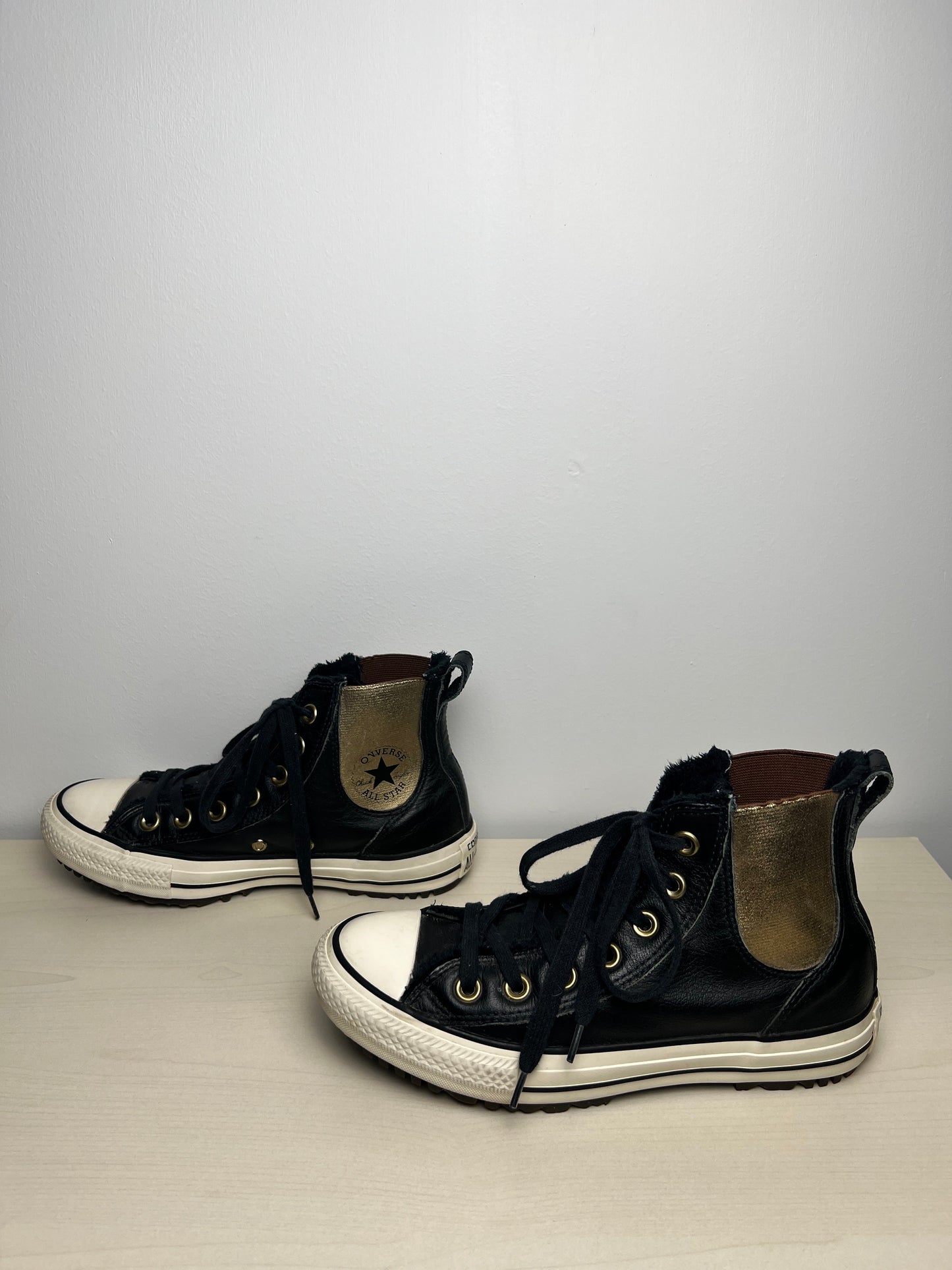 Shoes Sneakers By Converse In Black & Gold, Size: 6