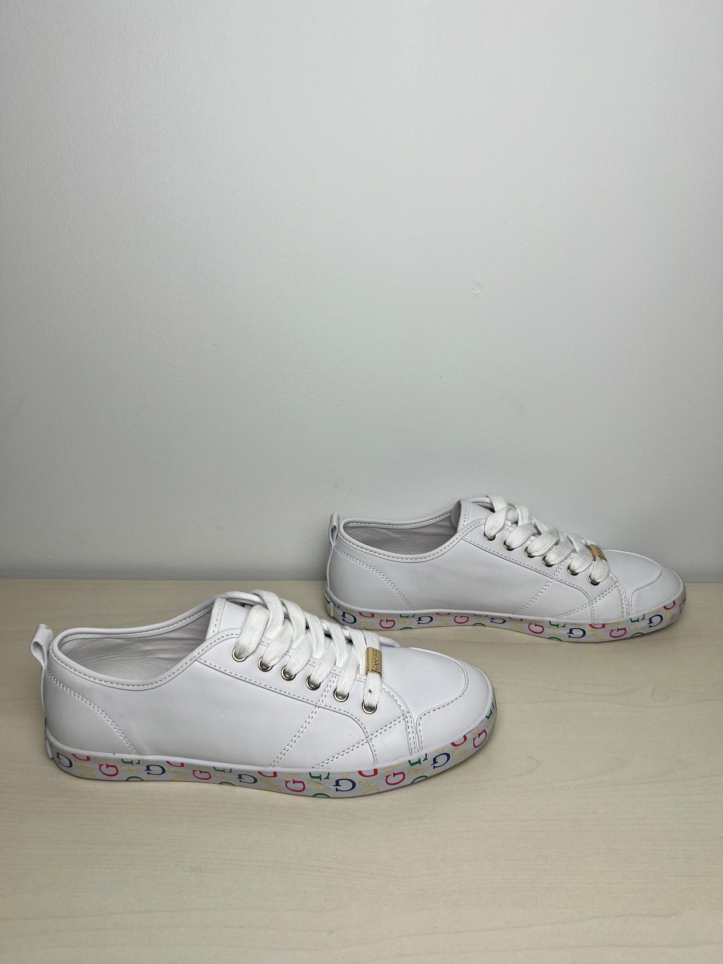 Shoes Sneakers By Guess In White, Size: 8.5