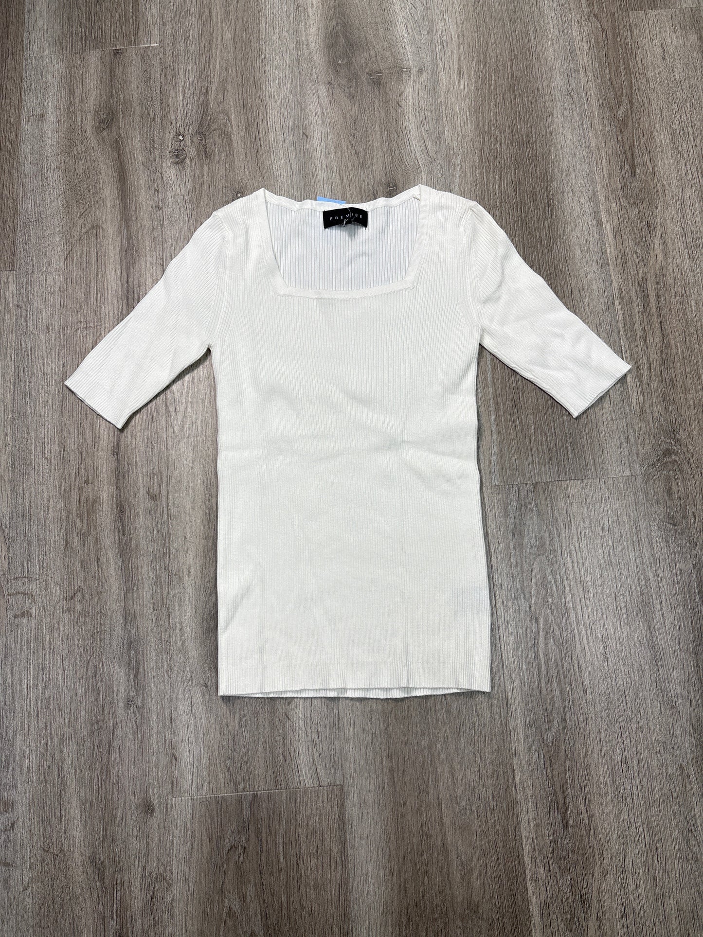 Top Short Sleeve By Premise In White, Size: S