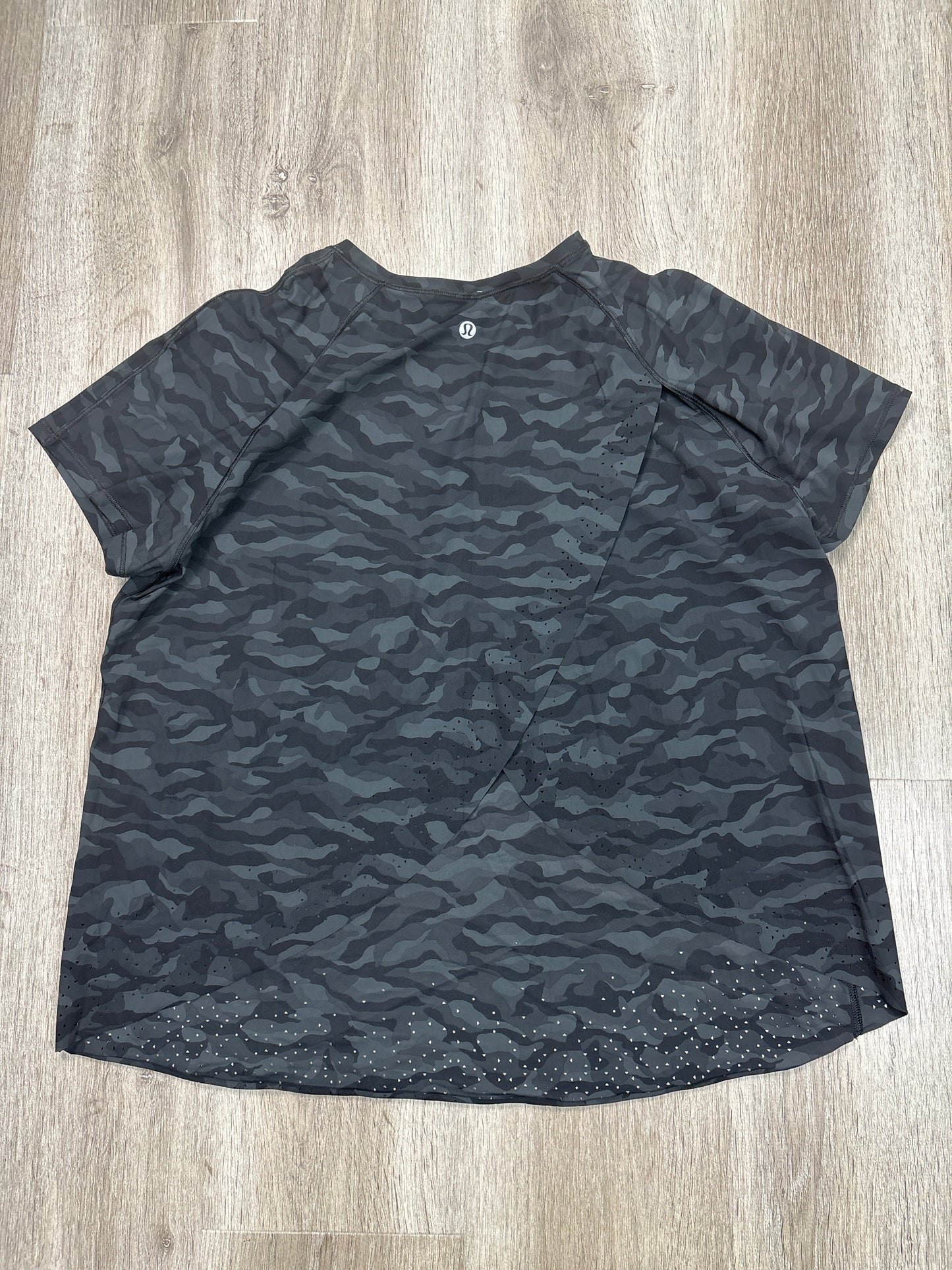 Athletic Top Short Sleeve By Lululemon In Camouflage Print, Size: M