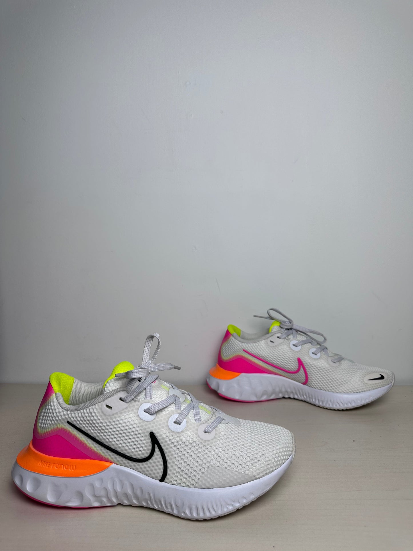 Shoes Athletic By Nike In White, Size: 8