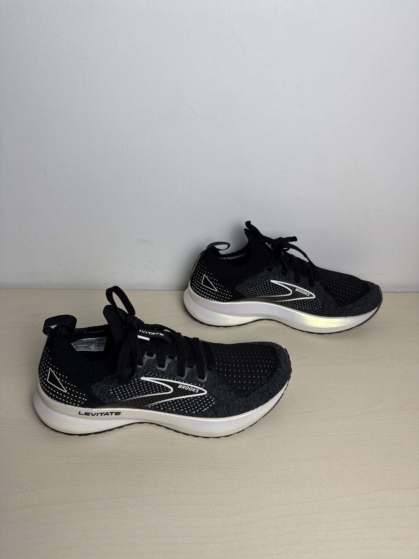 Shoes Athletic By Brooks In Black, Size: 6