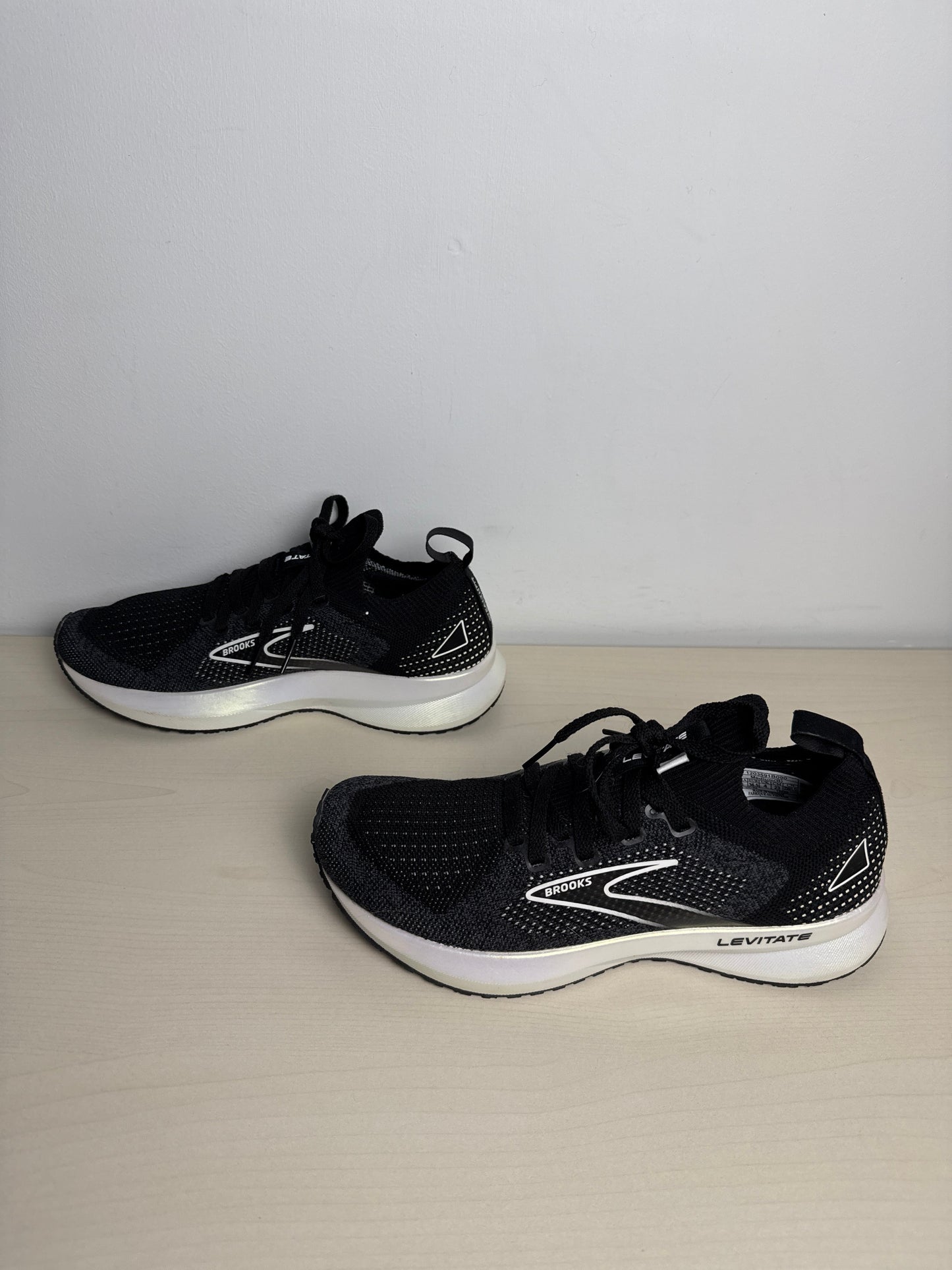 Shoes Athletic By Brooks In Black, Size: 6