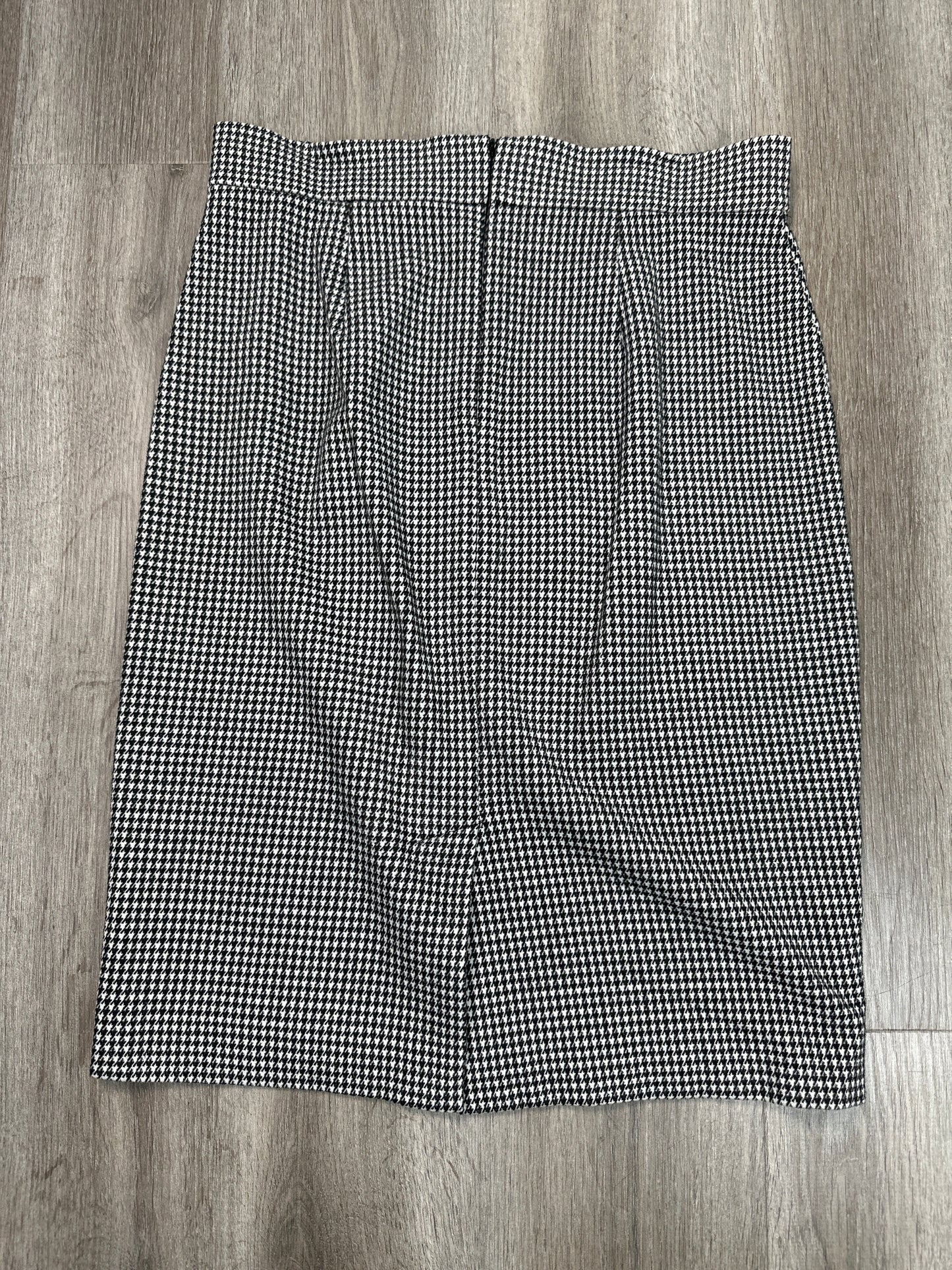 Skirt Mini & Short By Ann Taylor In Black & White, Size: M