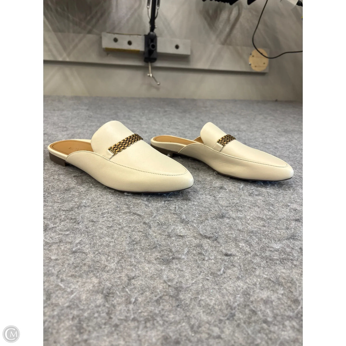 Shoes Flats By Vionic In Cream, Size: 6