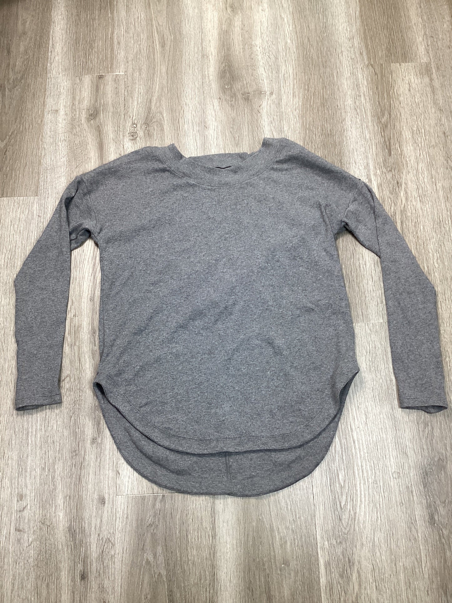 Athletic Top Long Sleeve Crewneck By Athleta In Grey, Size: M