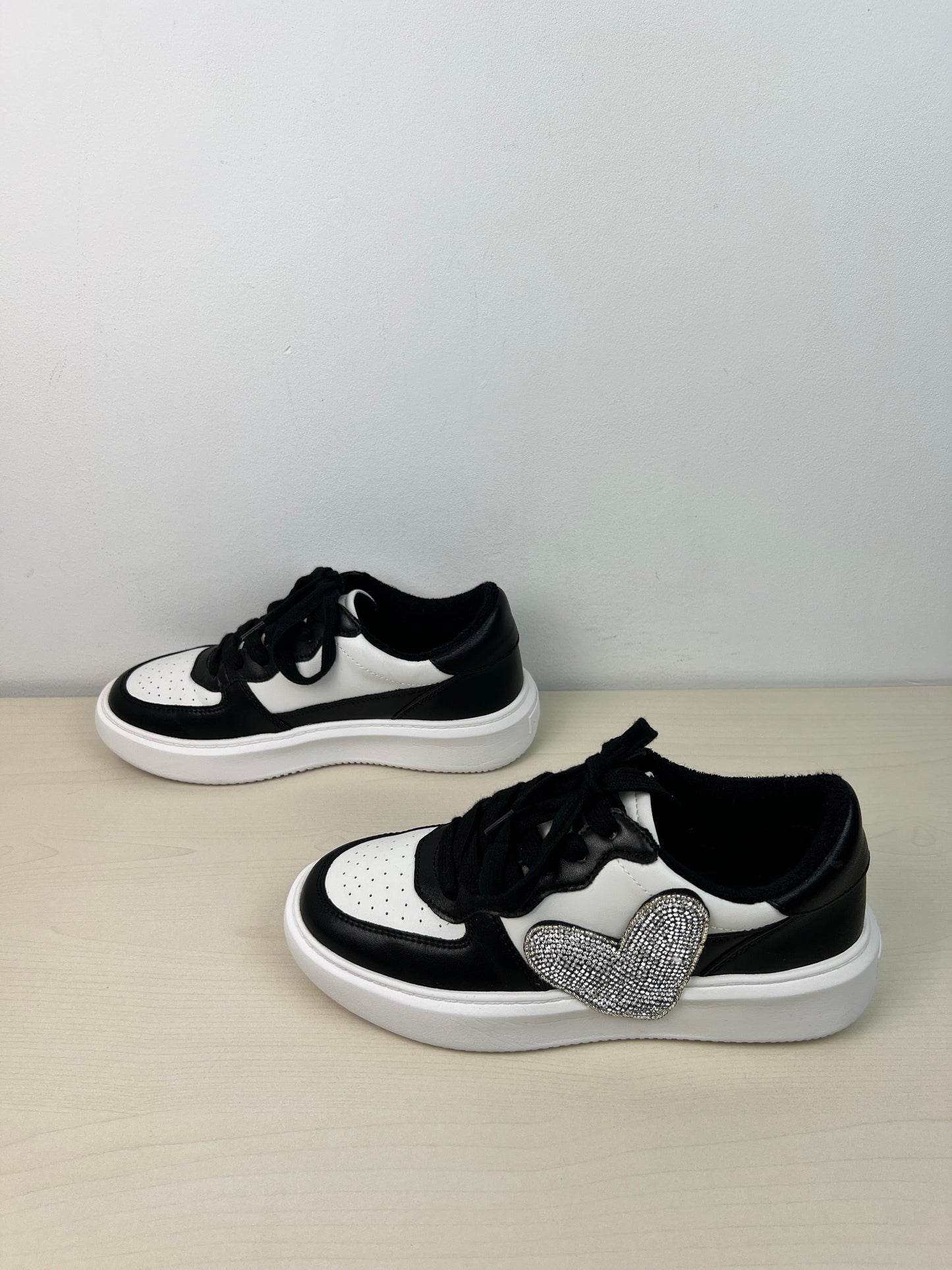 Shoes Sneakers By Giani Bernini In Black & White, Size: 6.5