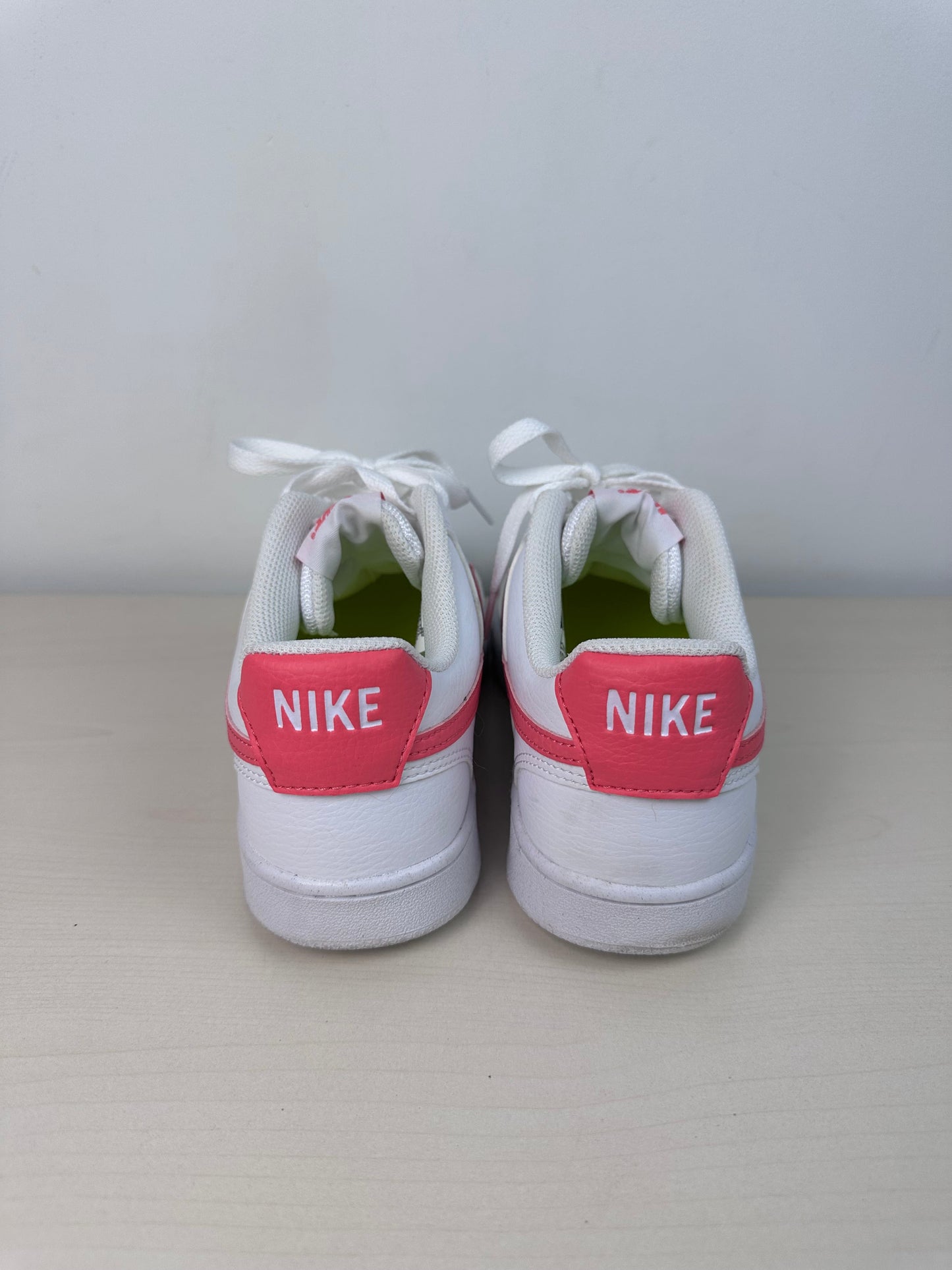 Shoes Sneakers By Nike In White, Size: 8