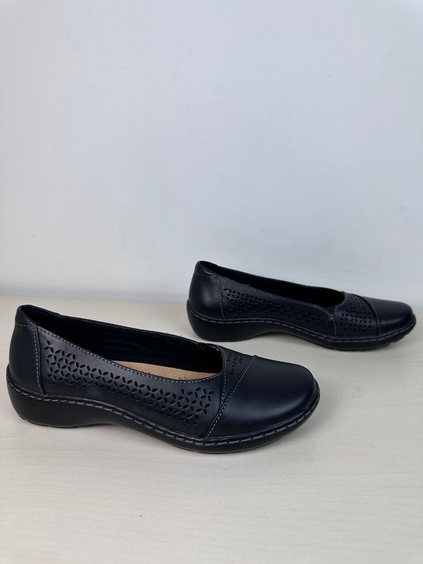 Shoes Flats By Clarks In Black, Size: 6.5