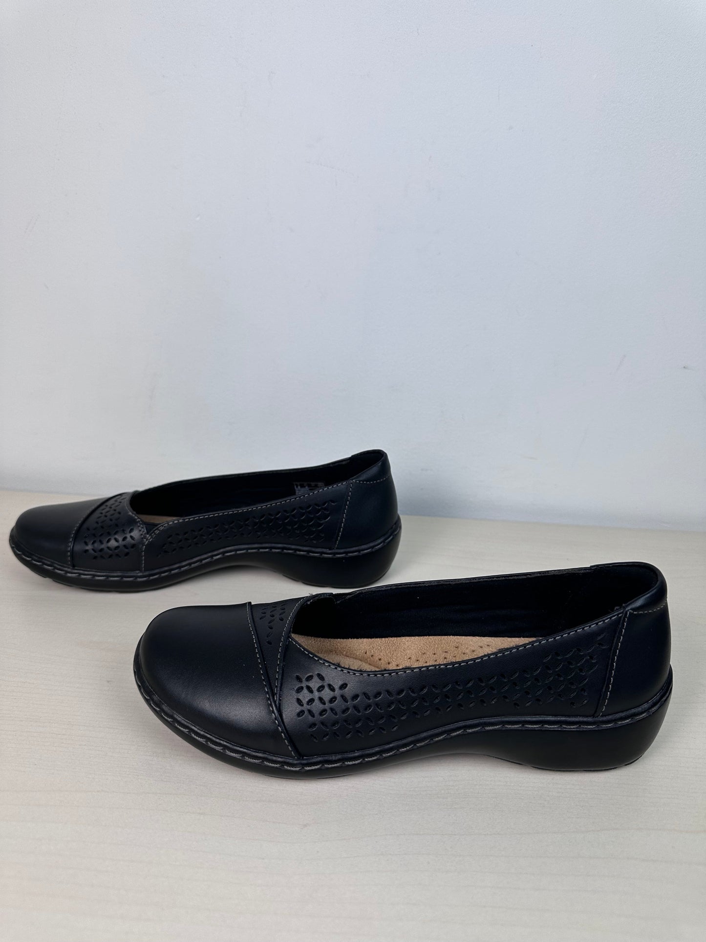 Shoes Flats By Clarks In Black, Size: 6.5