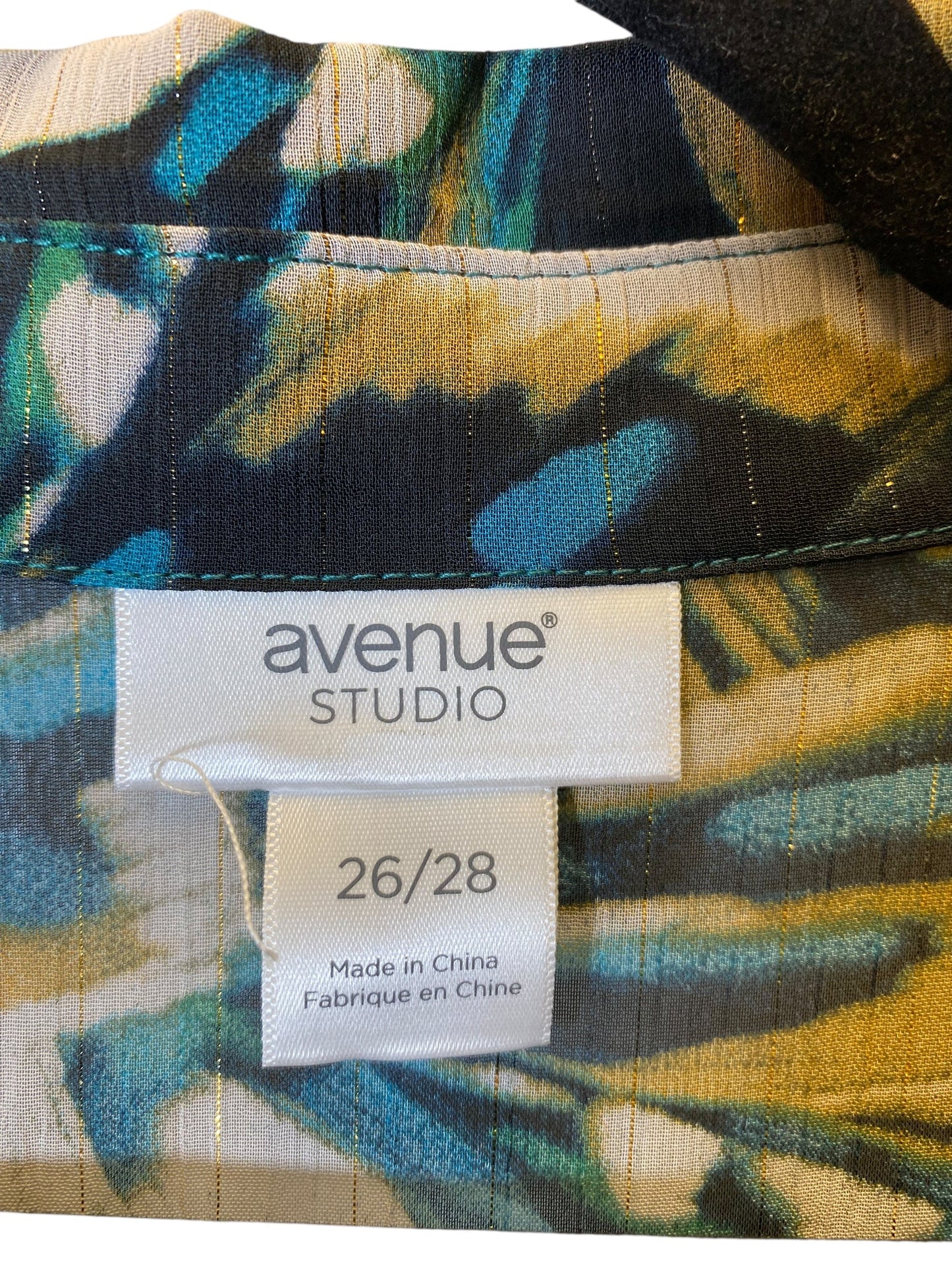 Top 3/4 Sleeve By Avenue In Multi-colored, Size: 26