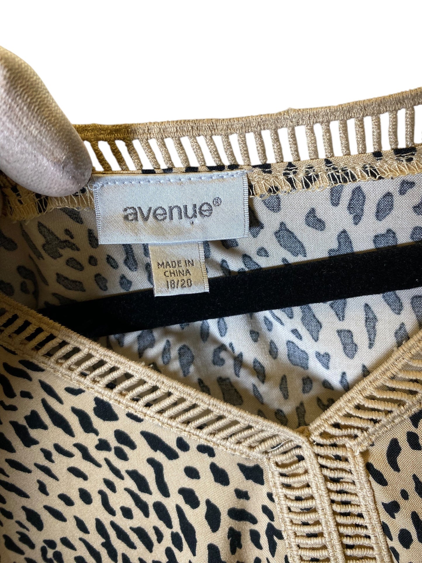 Top Long Sleeve By Avenue In Leopard Print, Size: Xxl