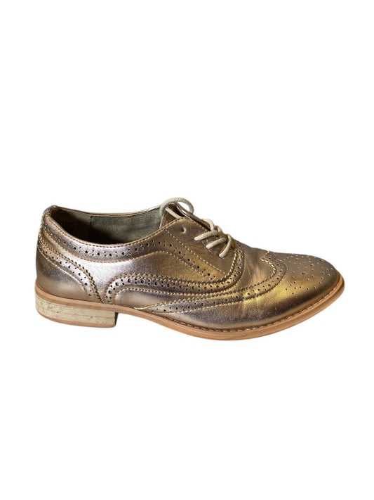 Shoes Flats By Wanted In Gold, Size: 8