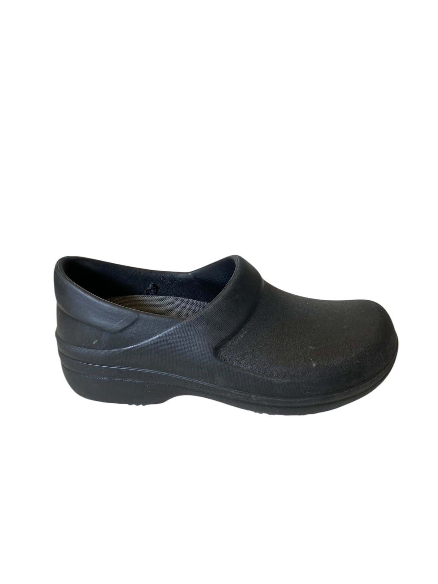 Shoes Flats By Crocs In Black, Size: 6