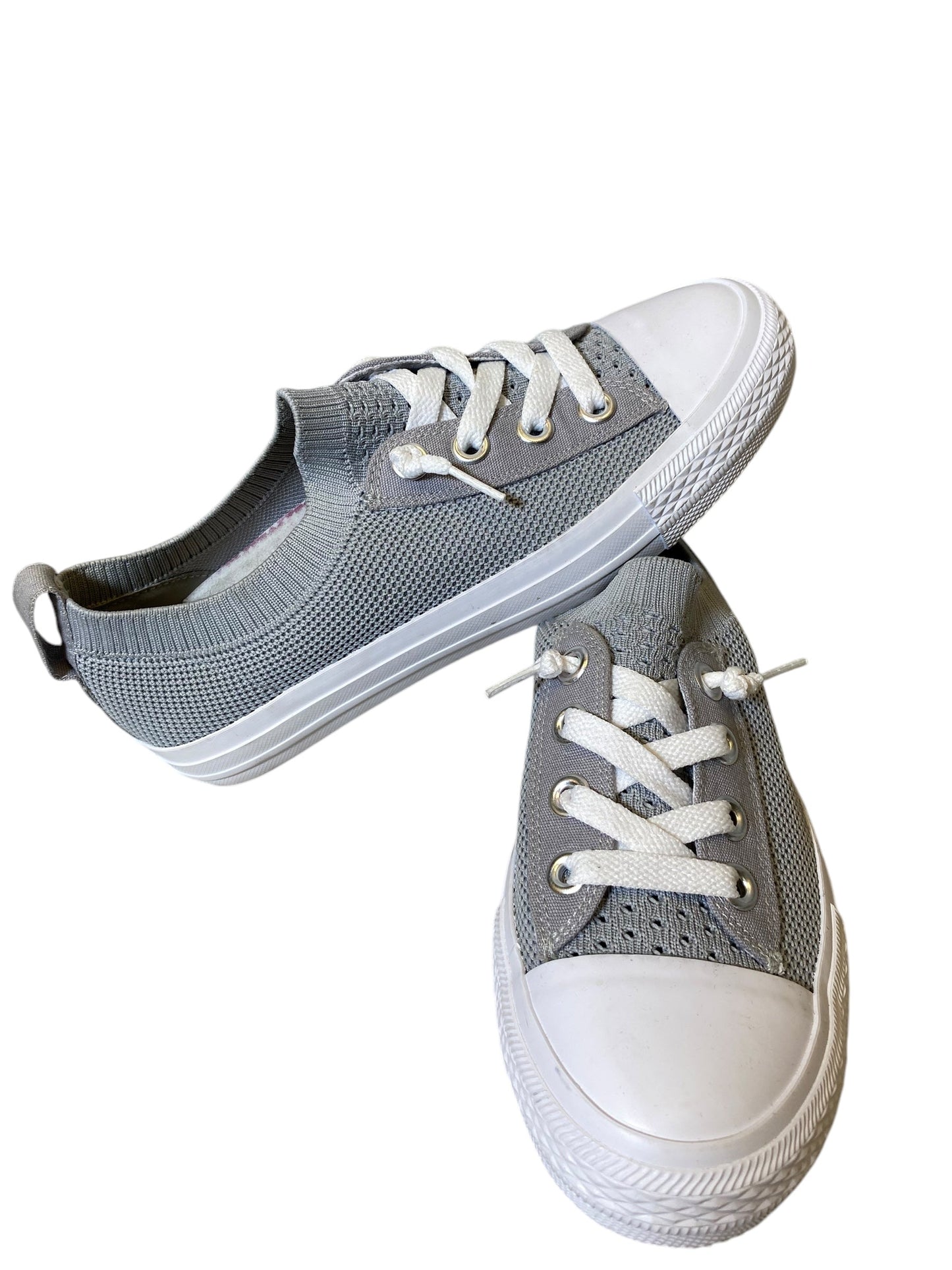 Shoes Athletic By Clothes Mentor In Grey & White, Size: 6