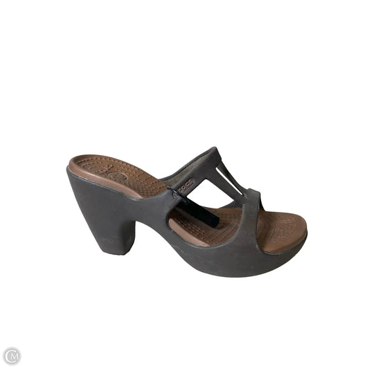 Shoes Heels Block By Crocs In Brown, Size: 6