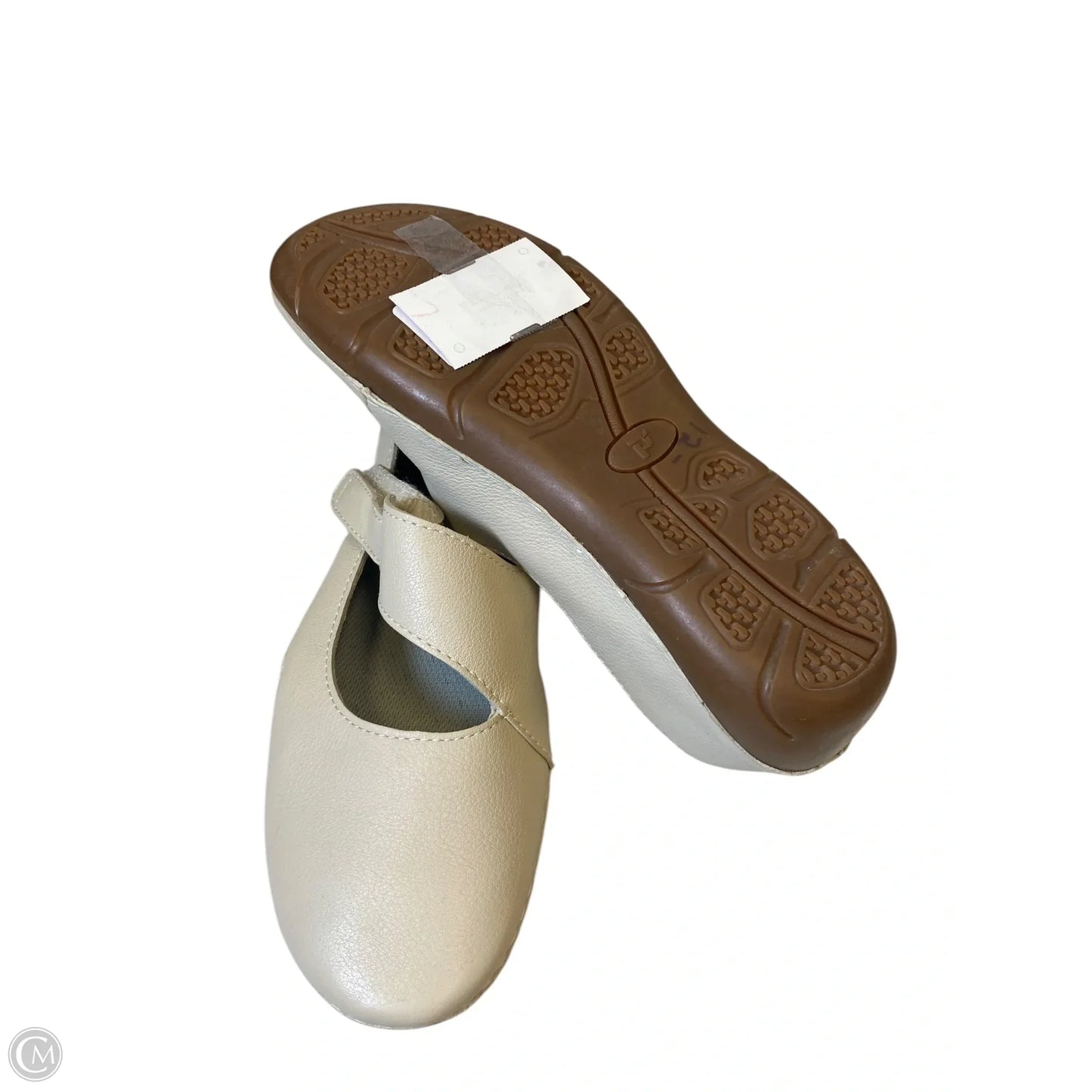 Shoes Flats By Clothes Mentor In Cream, Size: 7