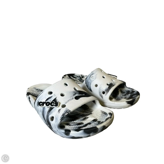 Sandals Flats By Crocs In Black & White, Size: 7