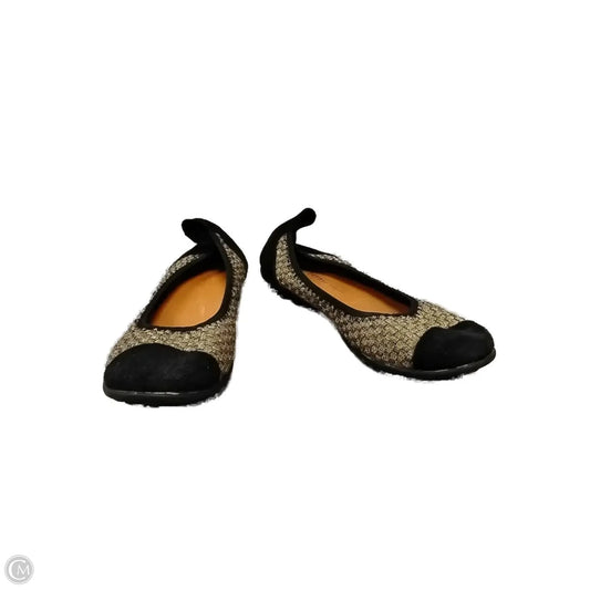 Shoes Flats By Bernie Mev In Black & Gold, Size: 9.5
