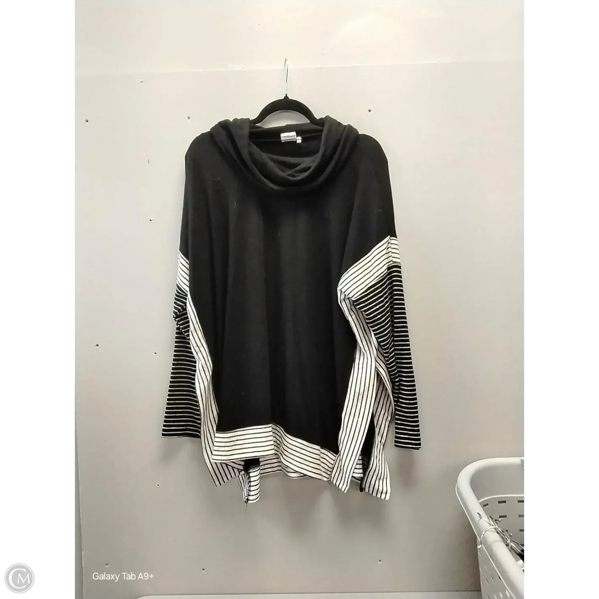 Sweatshirt Collar By Simple In Black & White, Size: Xl