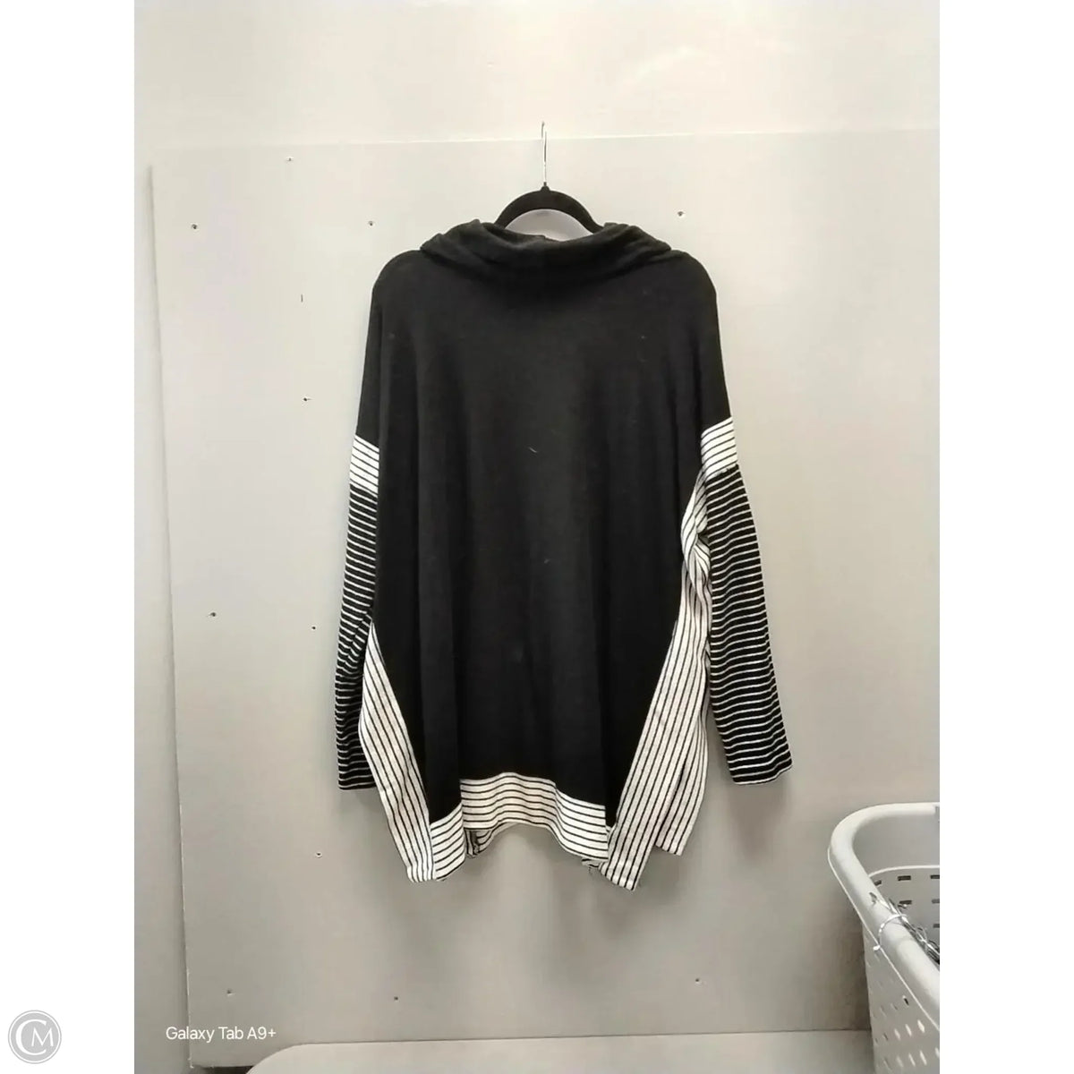 Sweatshirt Collar By Simple In Black & White, Size: Xl