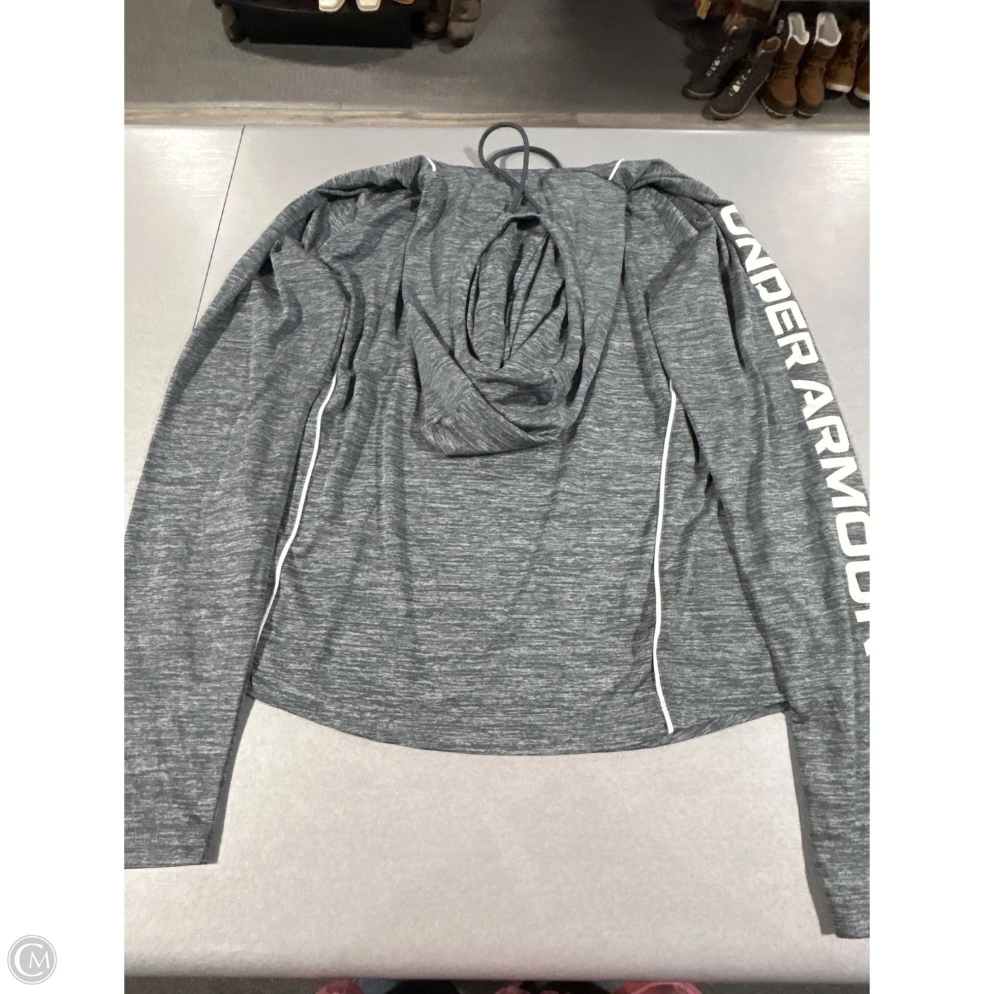 Athletic Top Long Sleeve Collar By Under Armour In Grey, Size: L