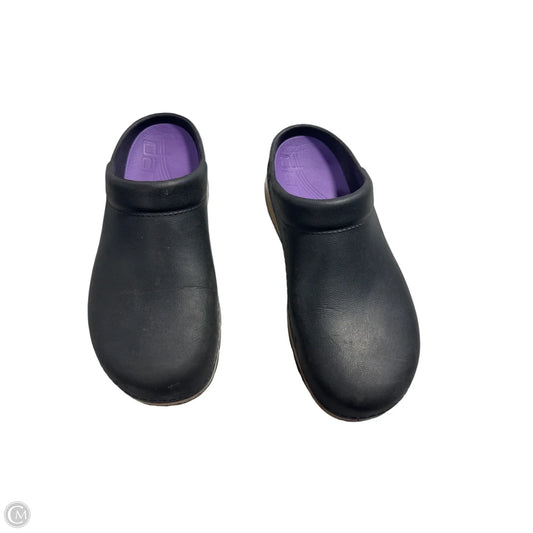 Shoes Flats By Dansko In Black, Size: 10.5
