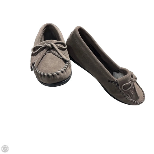 Shoes Flats By Minnetonka In Brown, Size: 7