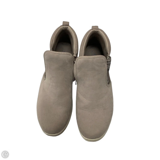 Shoes Flats By Clarks In Beige, Size: 10