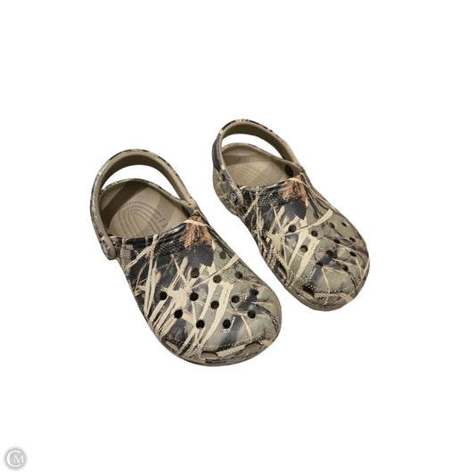 Shoes Flats By Crocs In Camouflage Print, Size: 7
