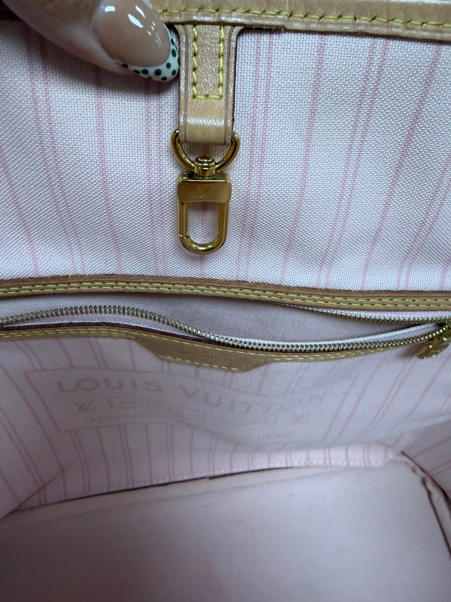 Handbag Luxury Designer By Louis Vuitton In White, Size:Medium
