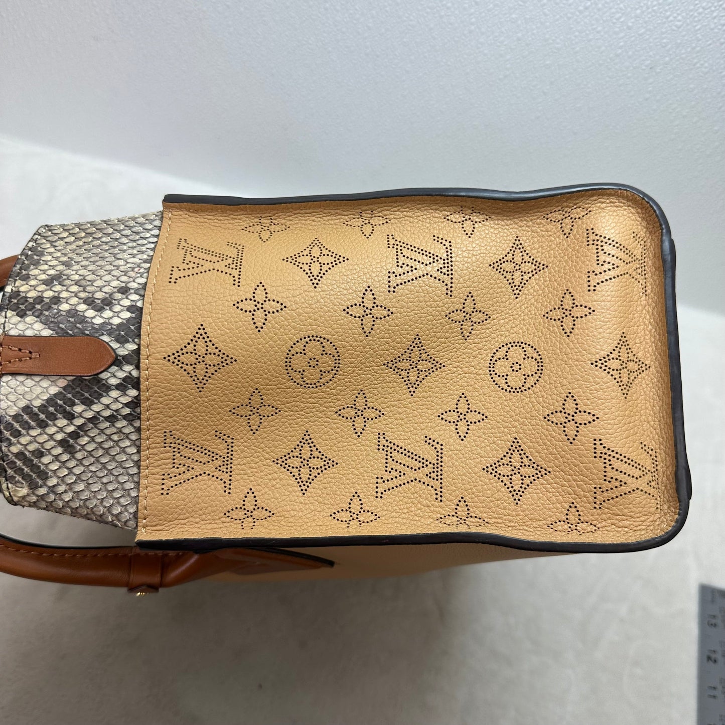 Handbag Luxury Designer By Louis Vuitton, Size: Medium