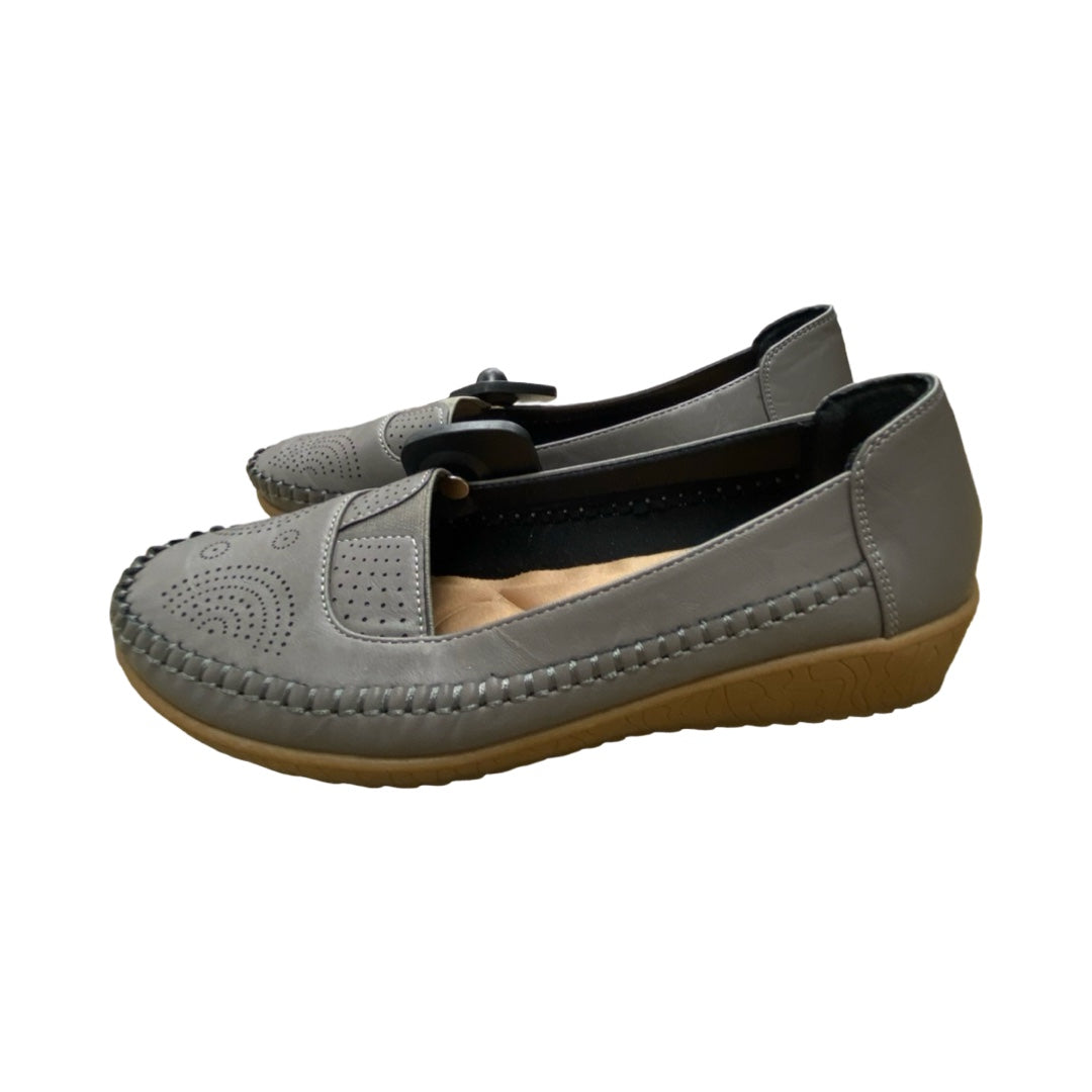 Shoes Flats By Cmc In Grey, Size:9.5