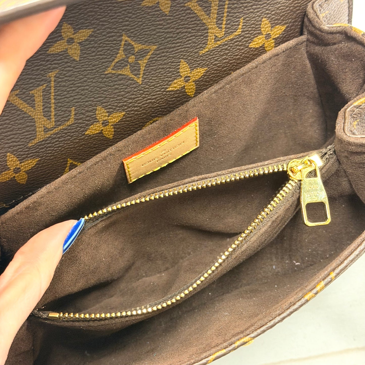 Handbag Luxury Designer By Louis Vuitton, Size: Medium
