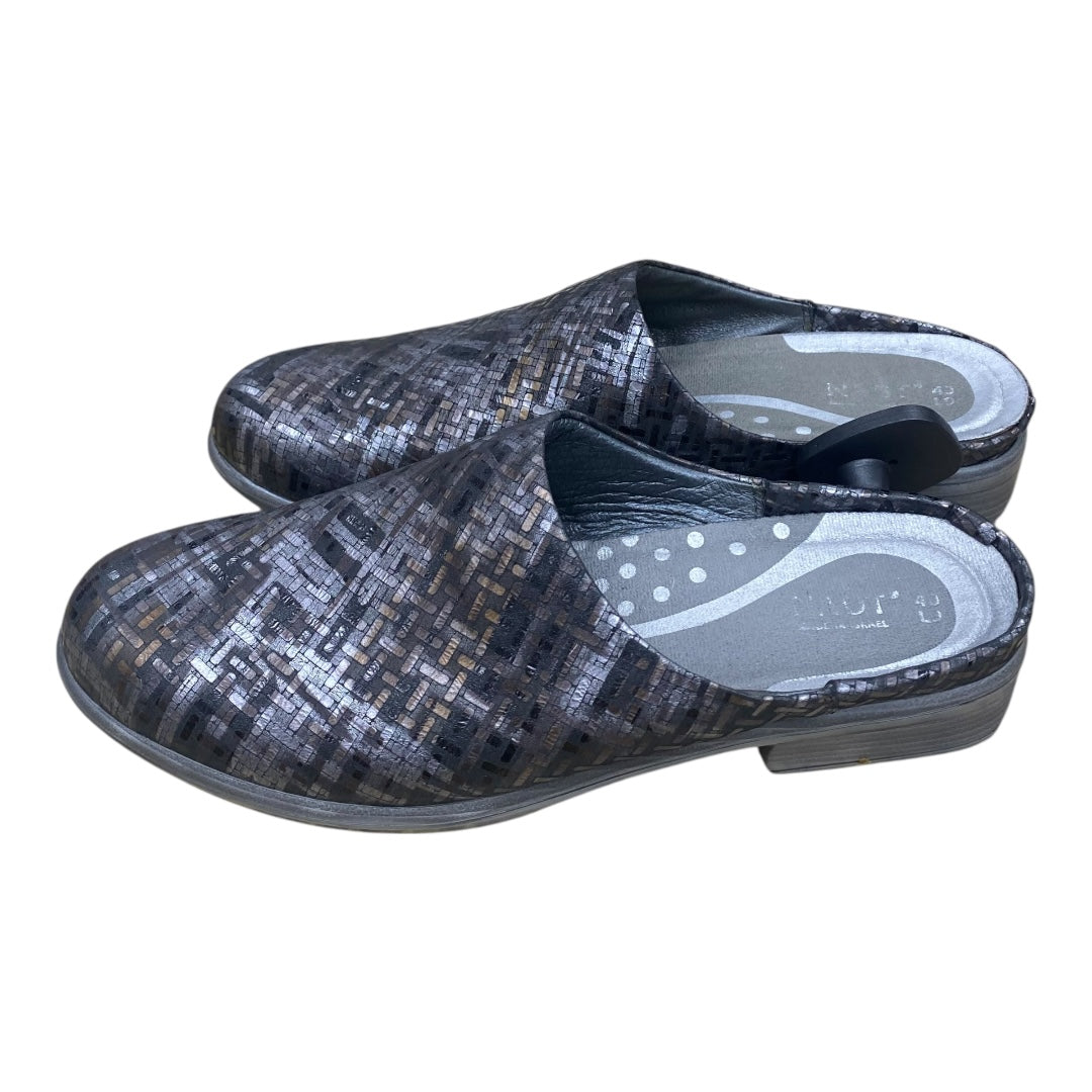 Shoes Flats By Naot In Brown & Grey, Size:9