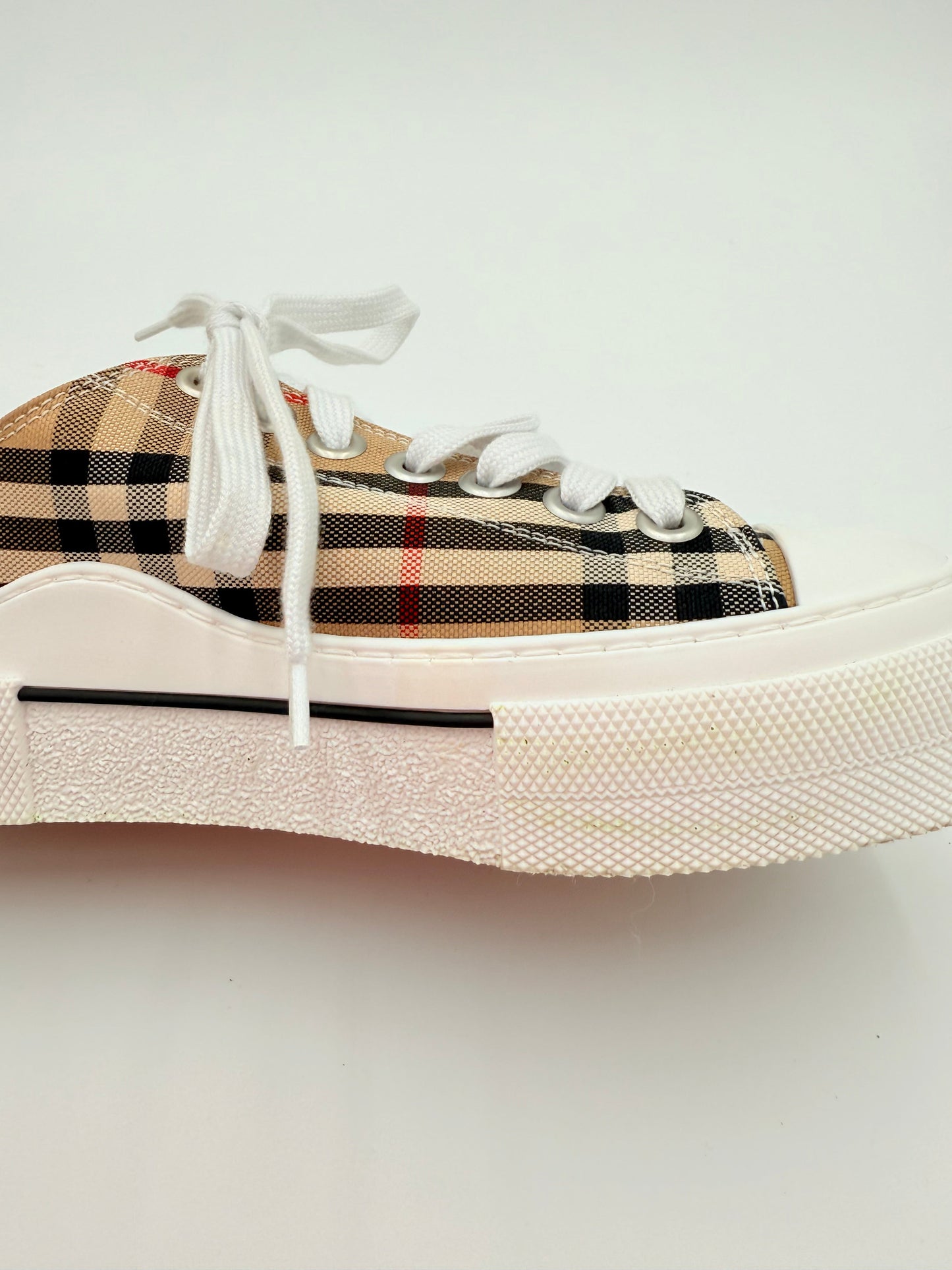 Shoes Luxury Designer By Burberry In Plaid Pattern, Size:8
