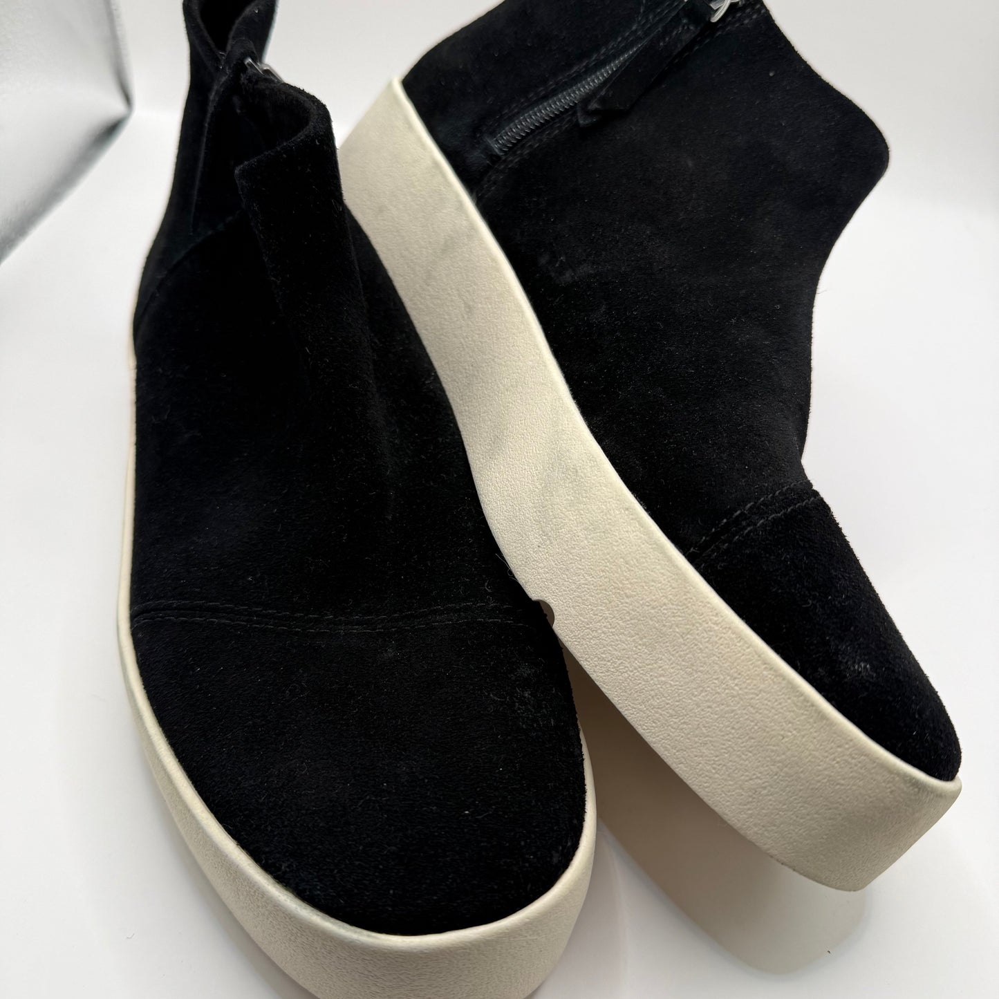Shoes Sneakers By Toms In Black, Size: 9.5