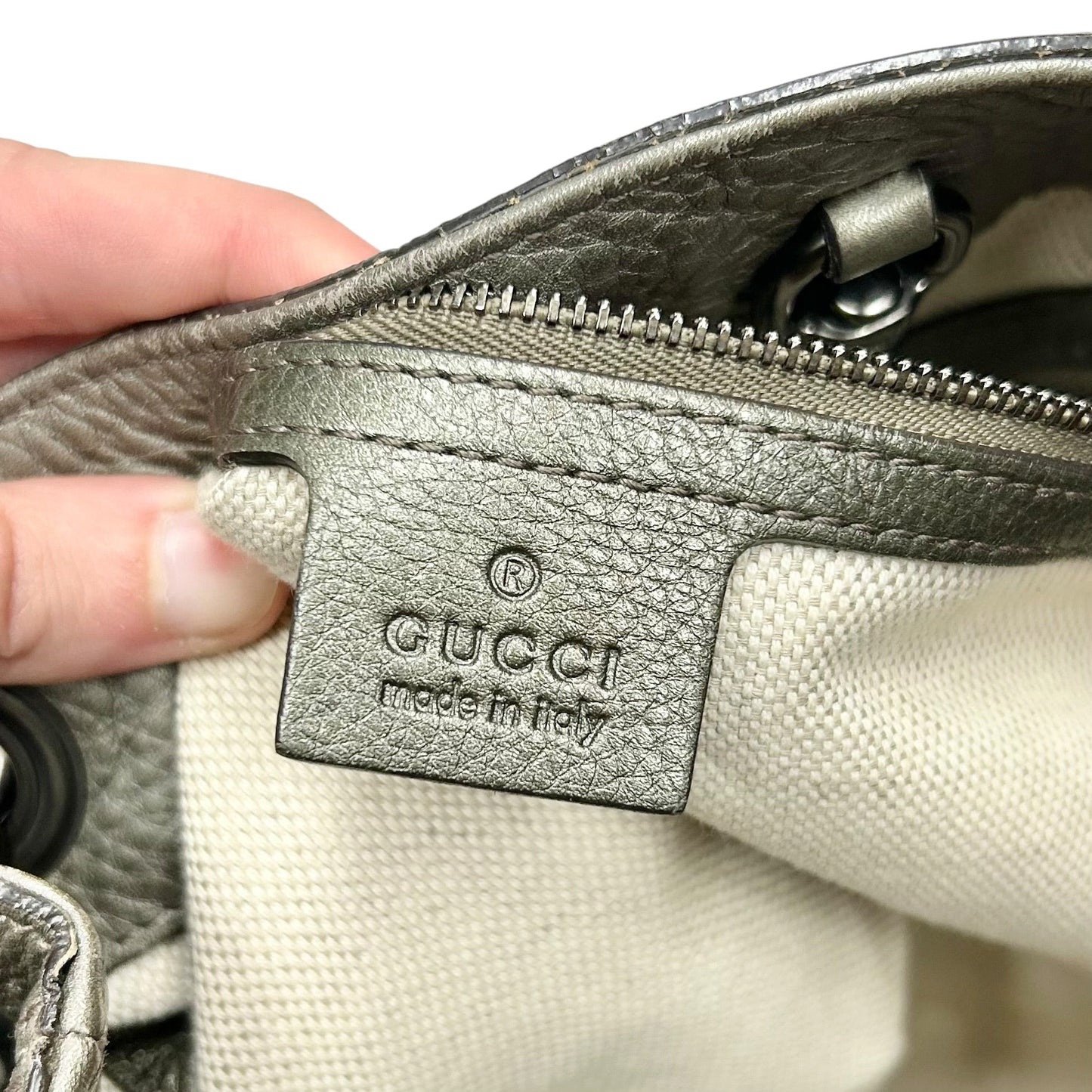 Handbag Luxury Designer By Gucci, Size: Medium