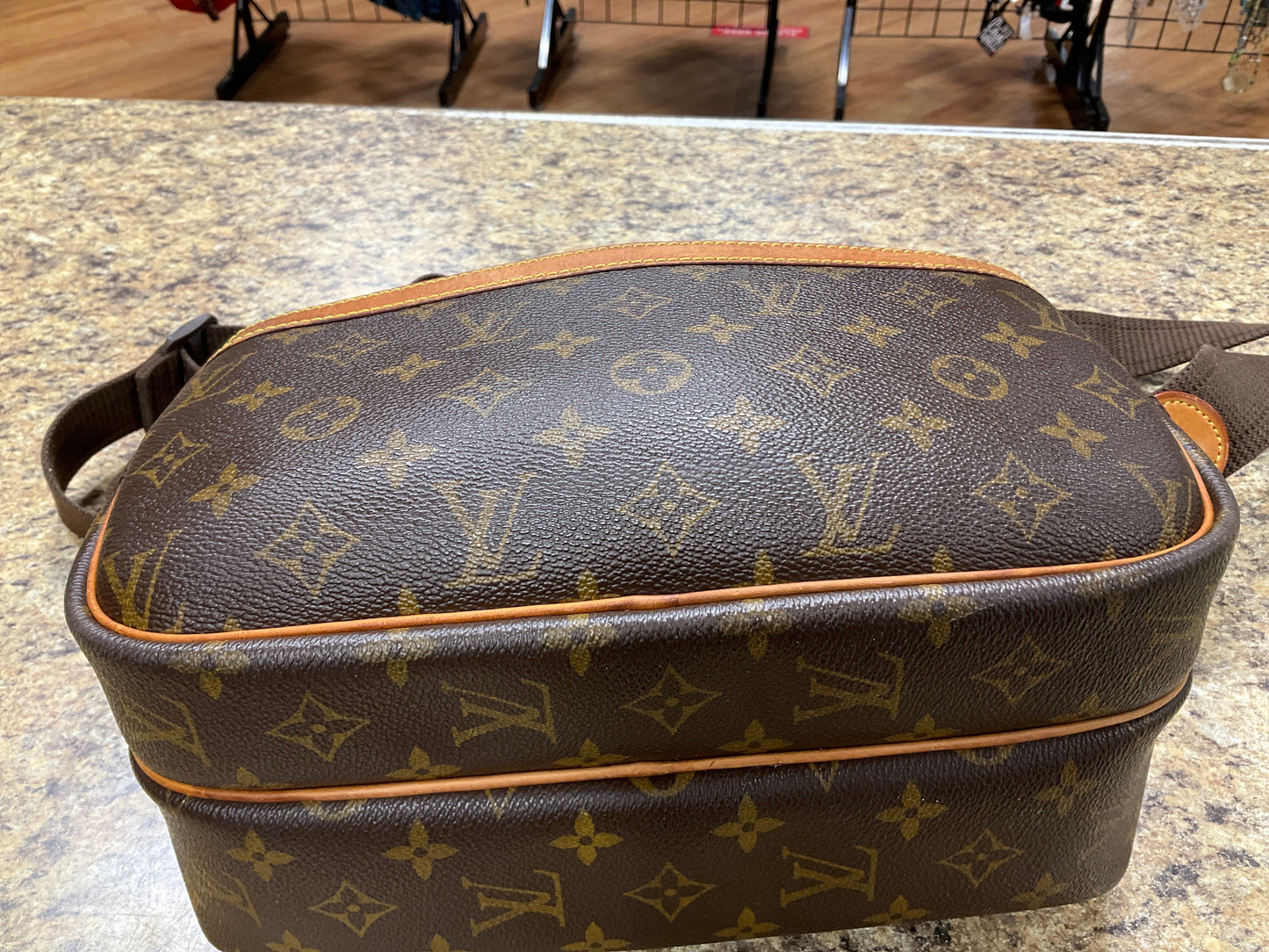 Handbag Luxury Designer By Louis Vuitton, Size: Medium