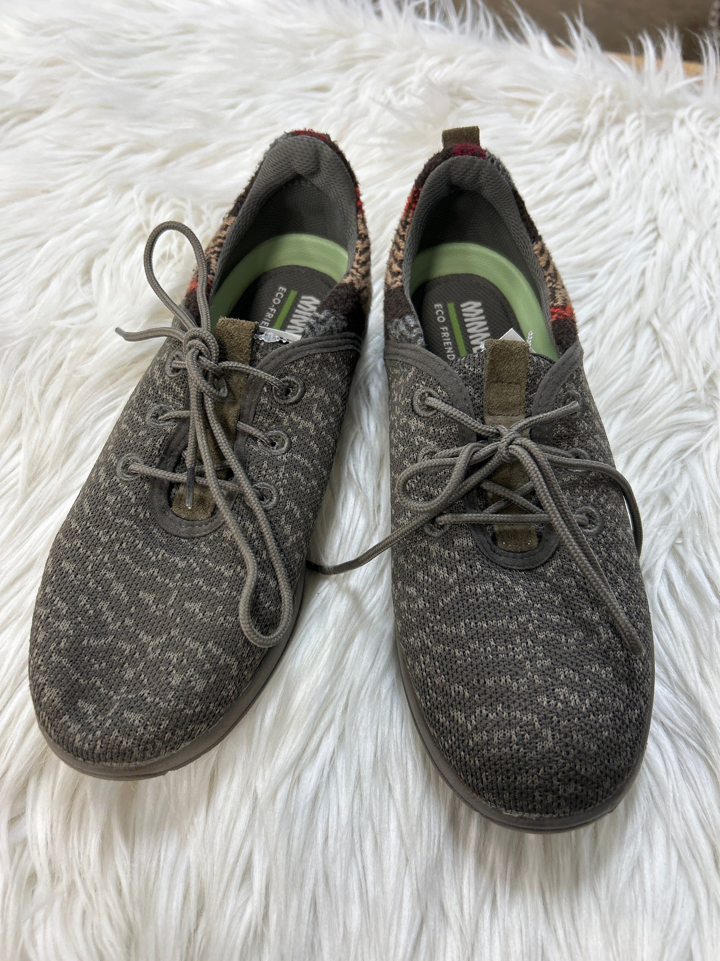 Shoes Sneakers By Minnetonka In Taupe, Size:8