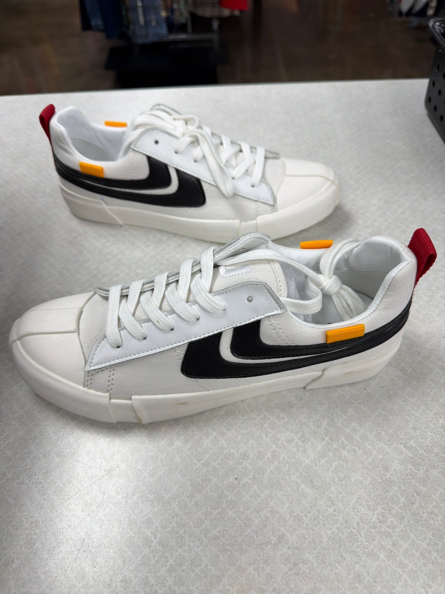 Shoes Sneakers By Clothes Mentor In White, Size:9