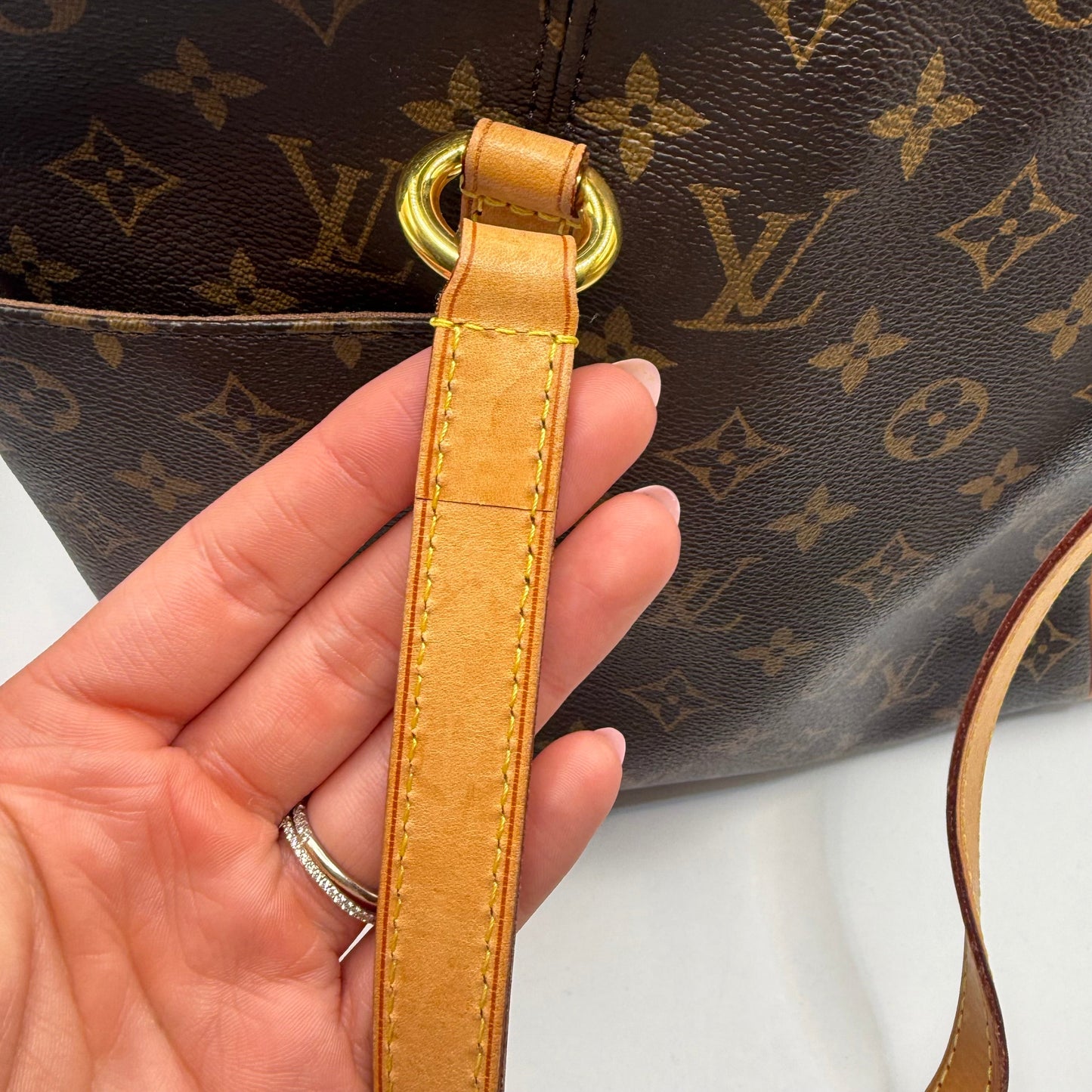 Handbag Luxury Designer By Louis Vuitton, Size: Medium
