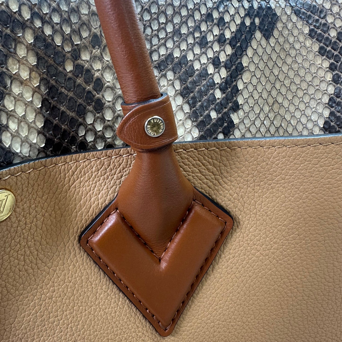 Handbag Luxury Designer By Louis Vuitton, Size: Medium