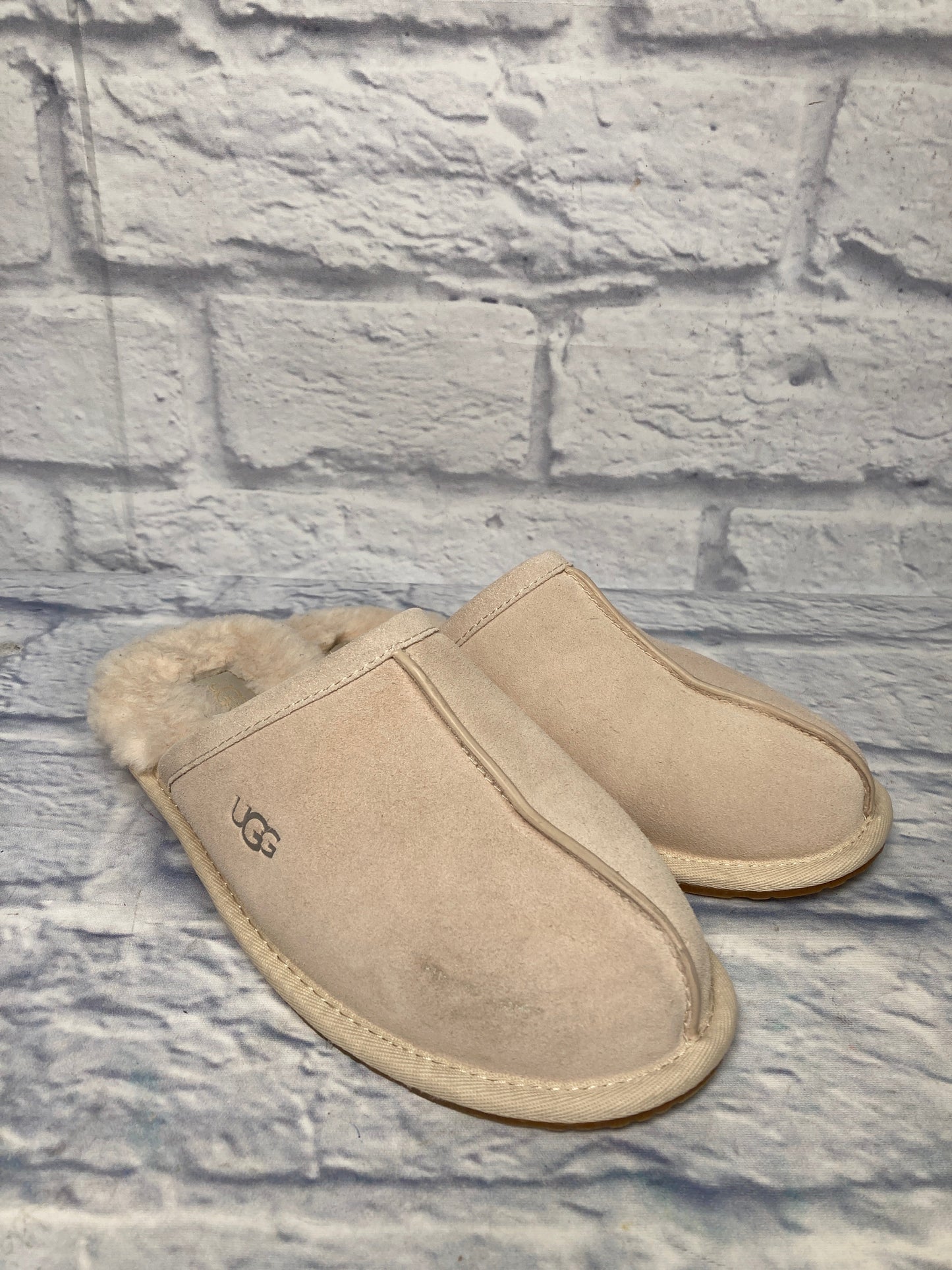 Slippers Designer By Ugg In Tan Size 8