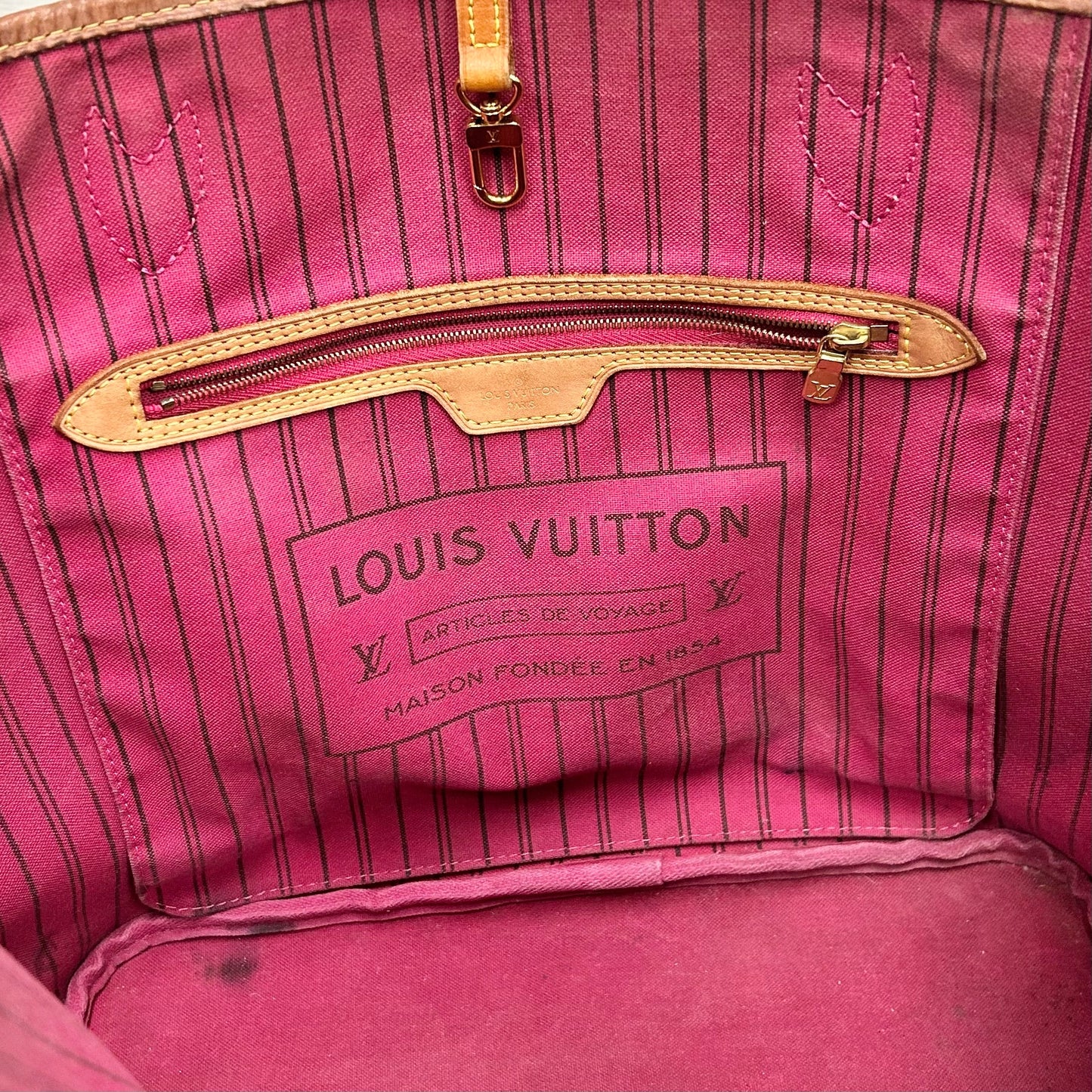 Handbag Luxury Designer By Louis Vuitton, Size: Medium