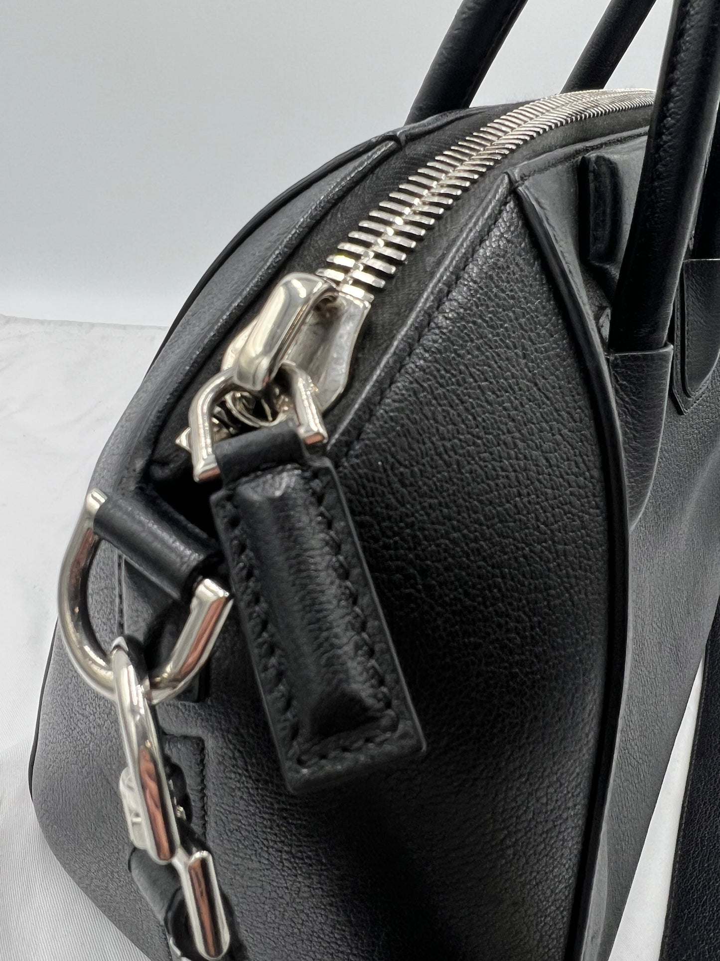 Givenchy Medium Antigona Bag in Grained Leather