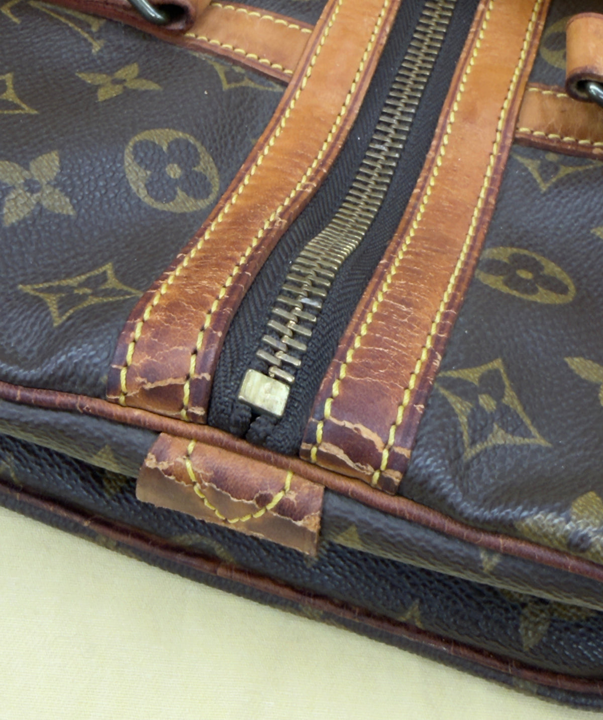 Handbag Luxury Designer By Louis Vuitton, Size: Medium