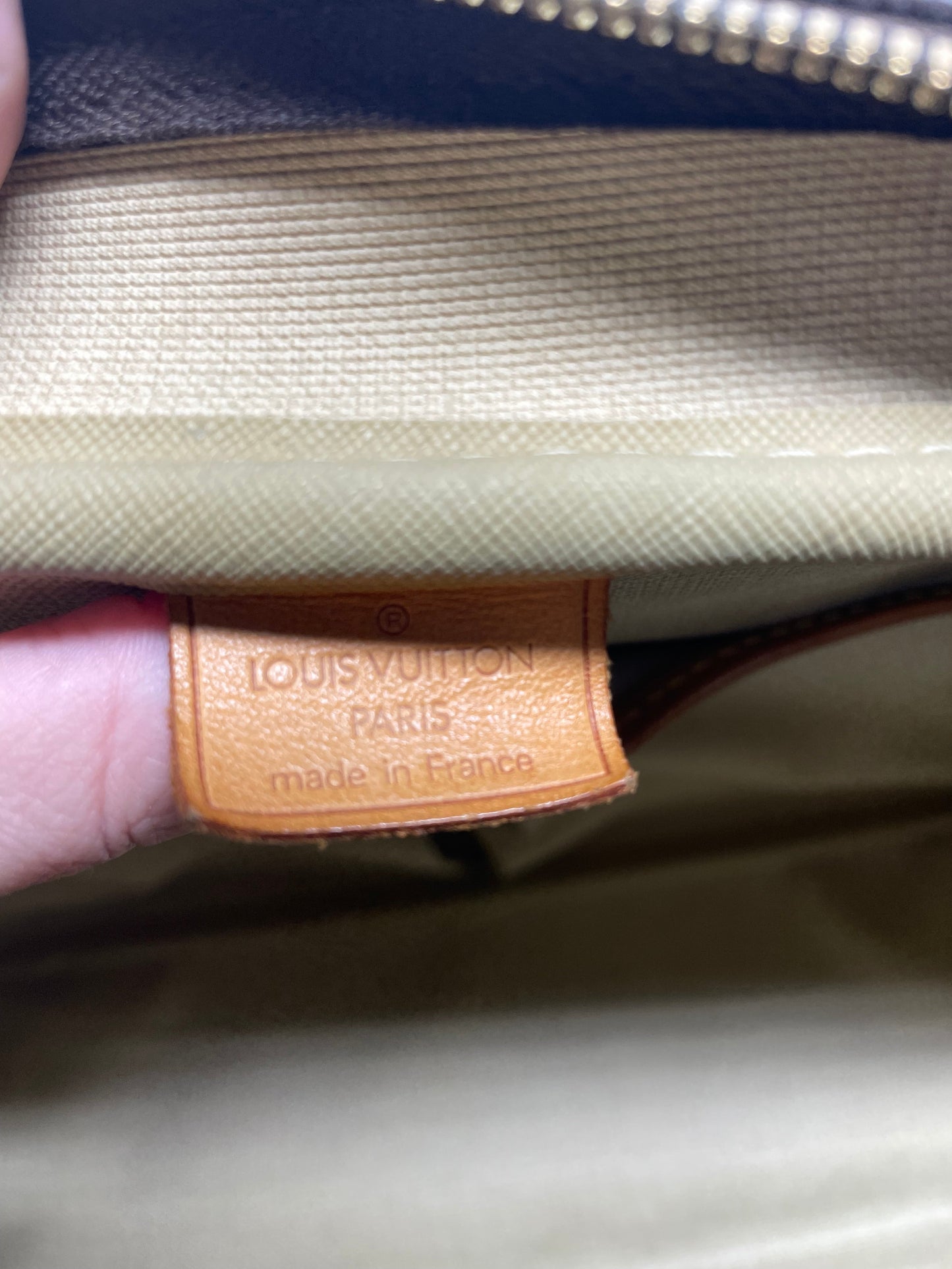 Duffle And Weekender Luxury Designer By Louis Vuitton, Size: Medium